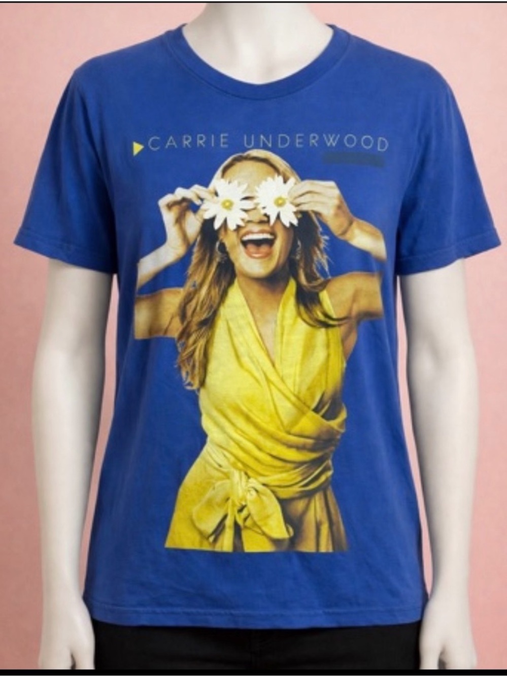 Carrie Underwood Graphic Tee Size Medium Blue Daisy Shirt